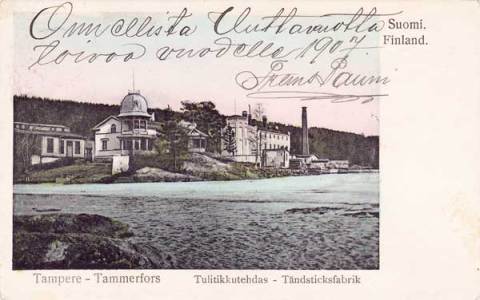 Onnellisen uuden vuoden 1907 toivotukset Tampereen Tulitikkutehdas –aiheisessa postikortissa. Pyynikillä sijainnut tulitikkutehtaan kolmikerroksinen rakennus oikealla Pyhäjärven rannassa. Siitä vasemmalla  huvilarakennus, jonka edessä rannassa matalana erottuu tehtaan räjähdysainevarasto.
